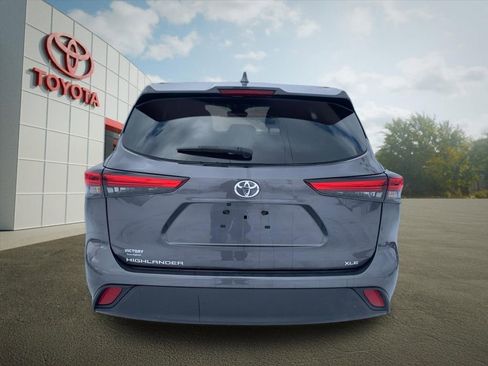 Used 2023 Toyota Highlander XLE FWD image 4