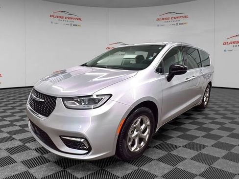 Used 2024 Chrysler Pacifica Limited FWD image 3