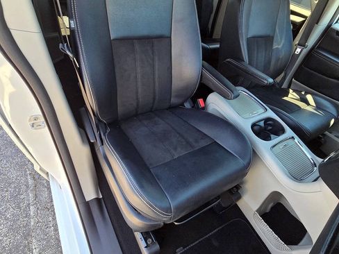 Used 2019 Dodge Grand Caravan SXT FWD image 18