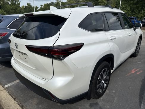Used 2024 Toyota Highlander XLE FWD image 8