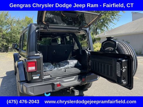 Used 2024 Jeep Wrangler Unlimited w/ Convenience Group AWD/4WD image 18