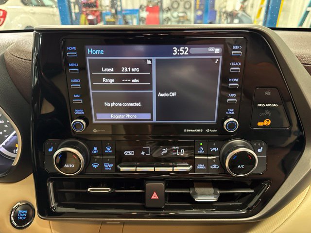 Used 2022 Toyota Highlander XLE AWD/4WD image 23