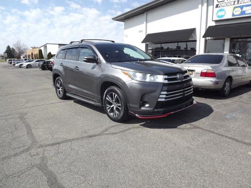 Used 2017 Toyota Highlander LE w/ Carpet Mat Package image 7