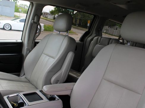 Used 2015 Chrysler Town & Country Touring w/ Driver Convenience Group FWD image 20