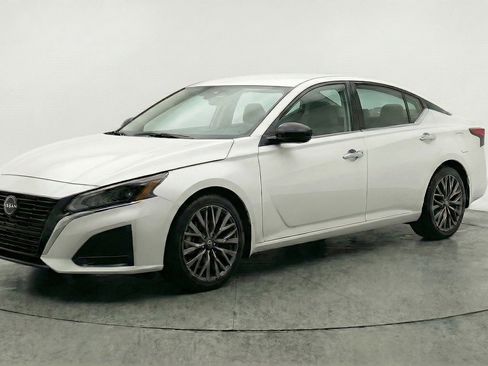 Used 2025 Nissan Altima 2.5 SV FWD image 3