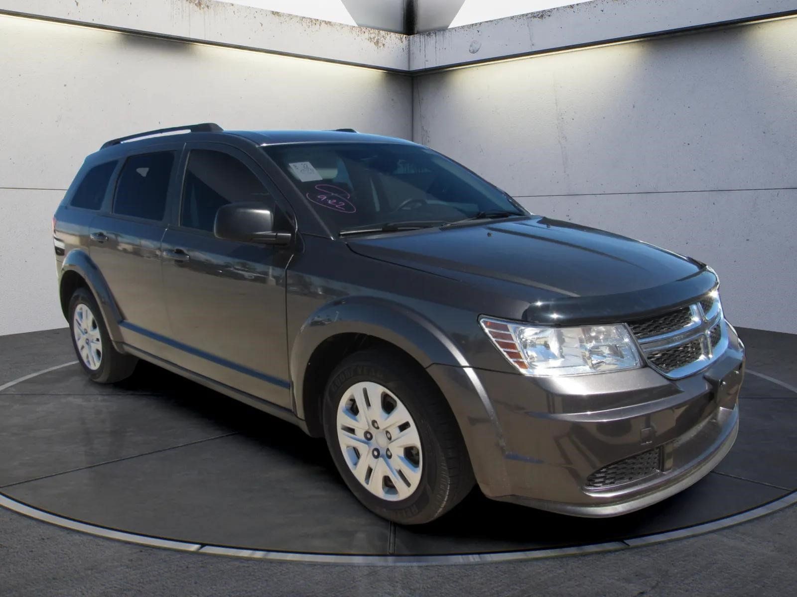 Used 2020 Dodge Journey SE FWD image 2