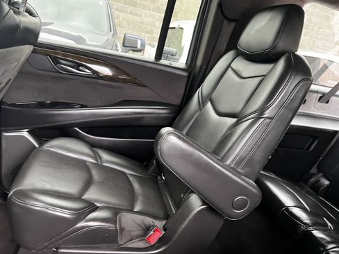 Used 2019 Cadillac Escalade ESV Platinum RWD image 33
