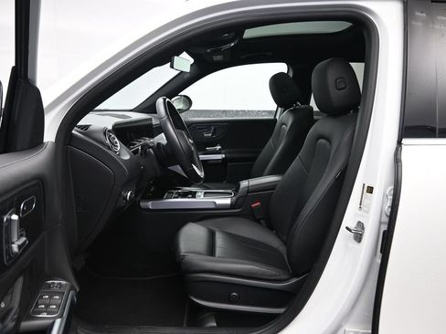 Used 2025 Mercedes-Benz GLB 250 4MATIC image 23
