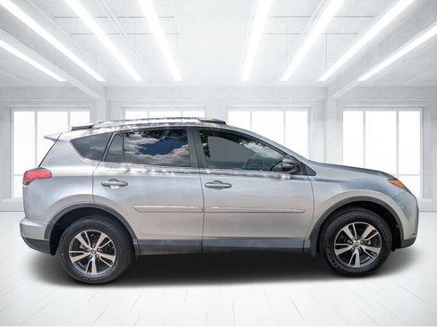 Used 2018 Toyota RAV4 XLE AWD/4WD image 2