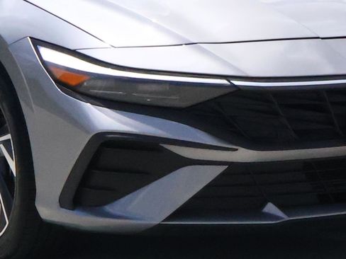 Used 2025 Hyundai Elantra Sport FWD image 7