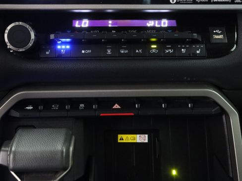 Used 2024 Toyota Tundra Limited AWD/4WD image 21