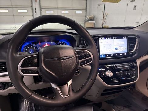 Used 2024 Chrysler Pacifica Touring-L image 20