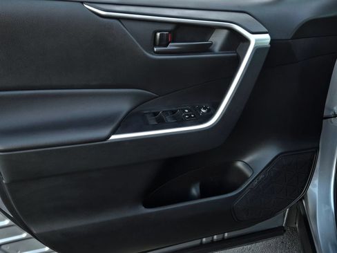 Used 2022 Toyota RAV4 LE AWD/4WD image 9