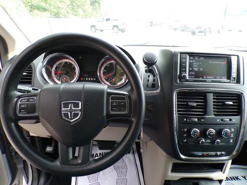 Used 2018 Dodge Grand Caravan SE w/ UConnect Hands-Free Group FWD image 10