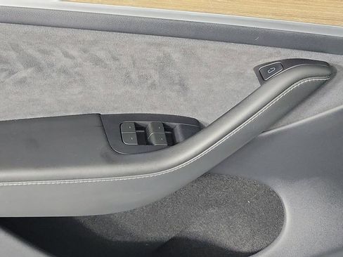 Used 2024 Tesla Model Y Long Range AWD/4WD image 18