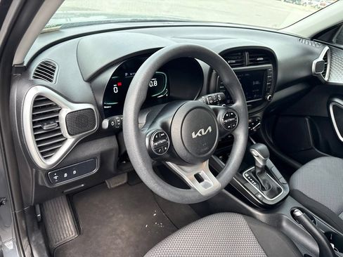 Used 2024 Kia Soul LX w/ Option Group 015 FWD image 4