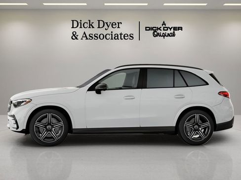 Used 2025 Mercedes-Benz GLC 300 4MATIC image 24