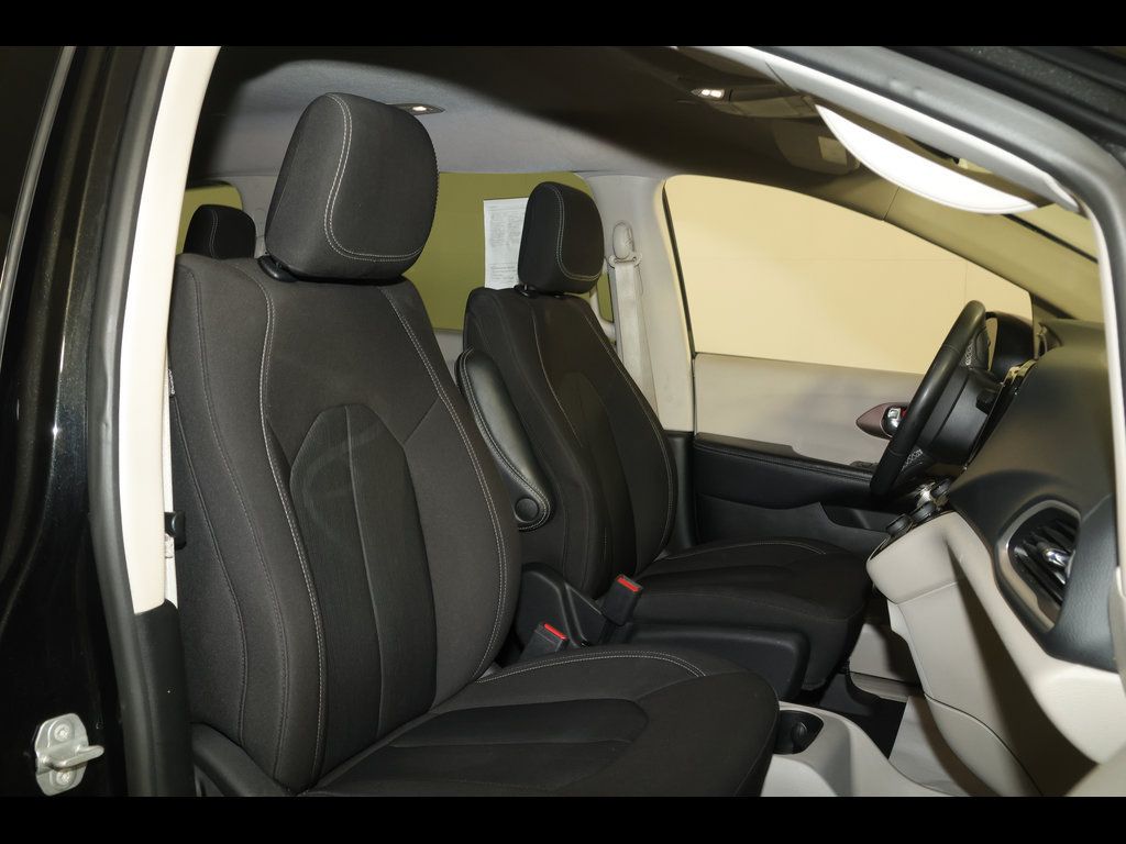 Used 2023 Chrysler Voyager LX FWD image 14