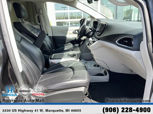 Used 2023 Chrysler Pacifica Touring-L FWD image 25