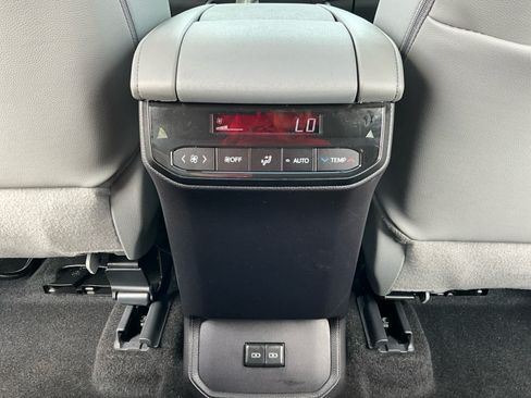 Used 2026 Toyota Highlander XLE AWD/4WD image 23