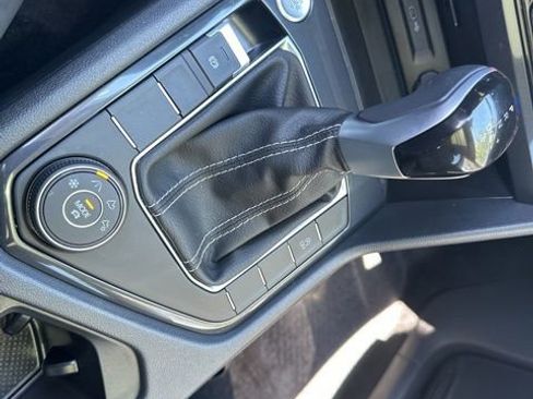 Used 2024 Volkswagen Tiguan SE AWD/4WD image 12