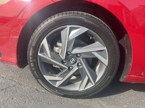 Used 2025 Hyundai Elantra Limited image 9