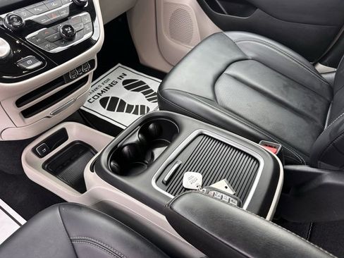 Used 2024 Chrysler Pacifica Touring-L image 26