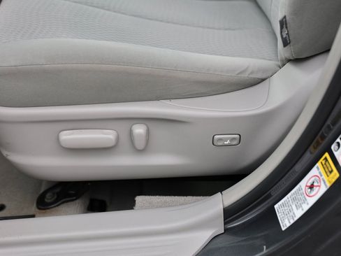 Used 2010 Toyota Camry LE image 17