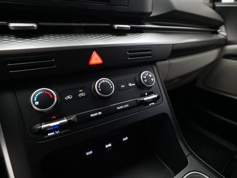 Certified 2024 Kia Carnival LX image 21