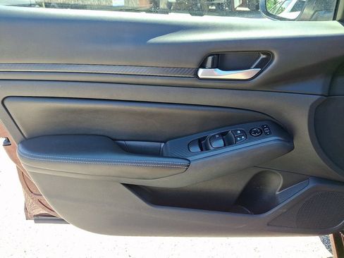 Used 2024 Nissan Altima 2.5 SV FWD image 14