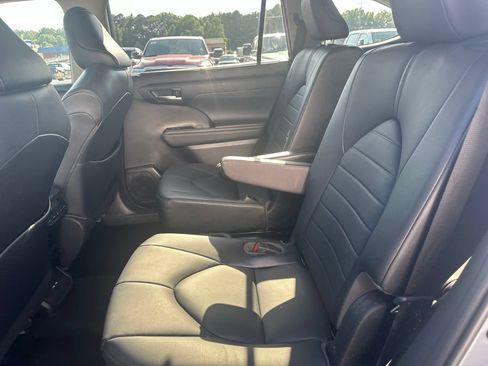 Used 2020 Toyota Highlander XLE FWD image 21