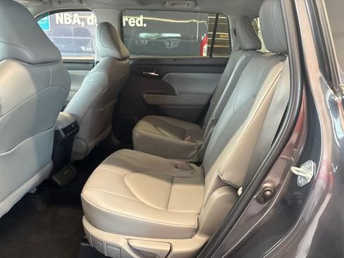 Used 2024 Toyota Highlander XLE AWD/4WD image 33