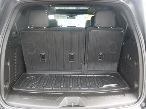 Used 2023 GMC Yukon SLT w/ SLT Premium Package image 12