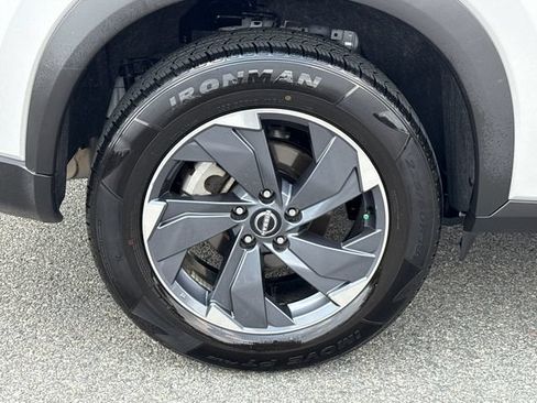 Used 2025 Nissan Rogue SV FWD image 17