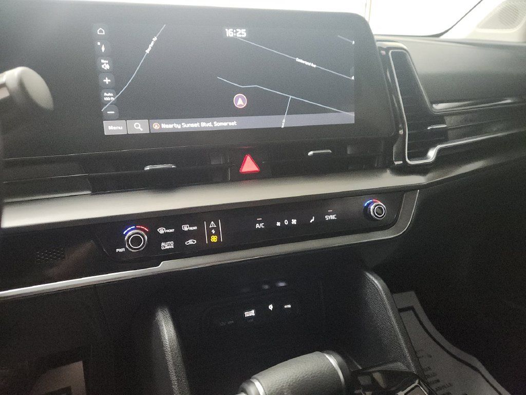 Used 2025 Kia Sportage EX FWD image 10