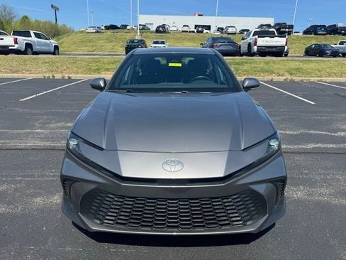Used 2025 Toyota Camry SE image 8