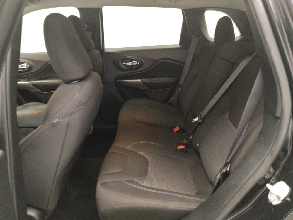 Used 2019 Jeep Cherokee Latitude w/ Popular Appearance Group FWD image 18