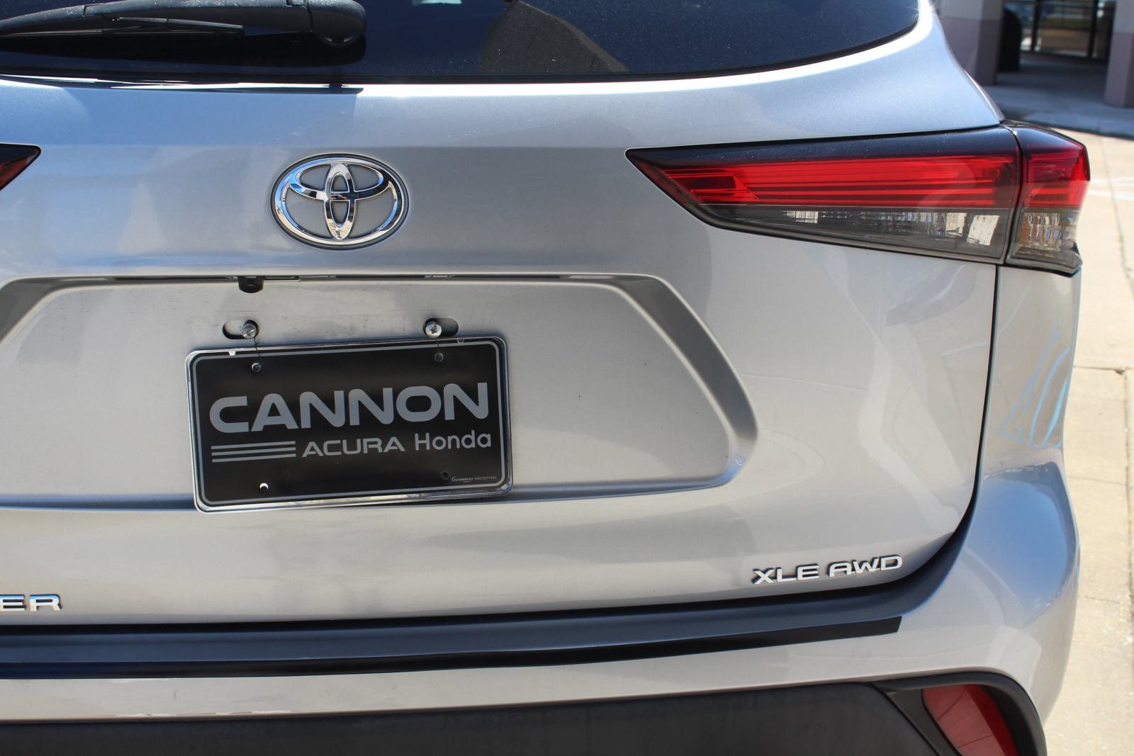 Used 2020 Toyota Highlander XLE AWD/4WD image 5