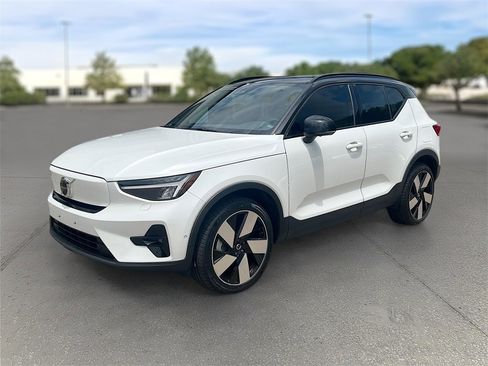 Used 2023 Volvo XC40 Recharge Ultimate image 3