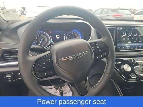 Used 2025 Chrysler Pacifica Limited image 10