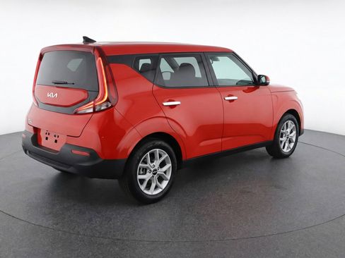 Used 2025 Kia Soul LX w/ LX Technology Package FWD image 9