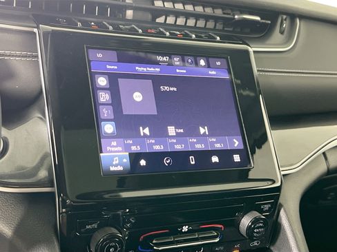 Used 2023 Jeep Grand Cherokee Laredo image 14