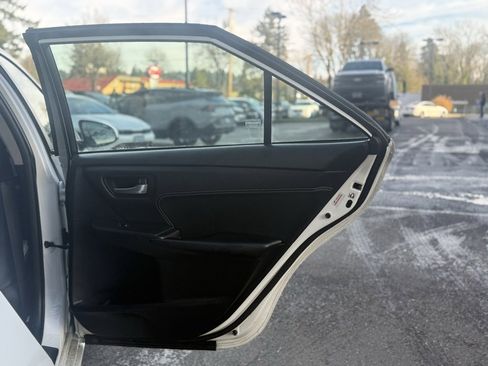 Used 2015 Toyota Camry XLE image 19