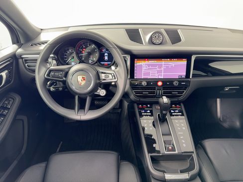 Certified 2025 Porsche Macan image 27