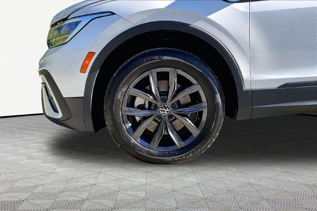Used 2023 Volkswagen Tiguan SE AWD/4WD image 19