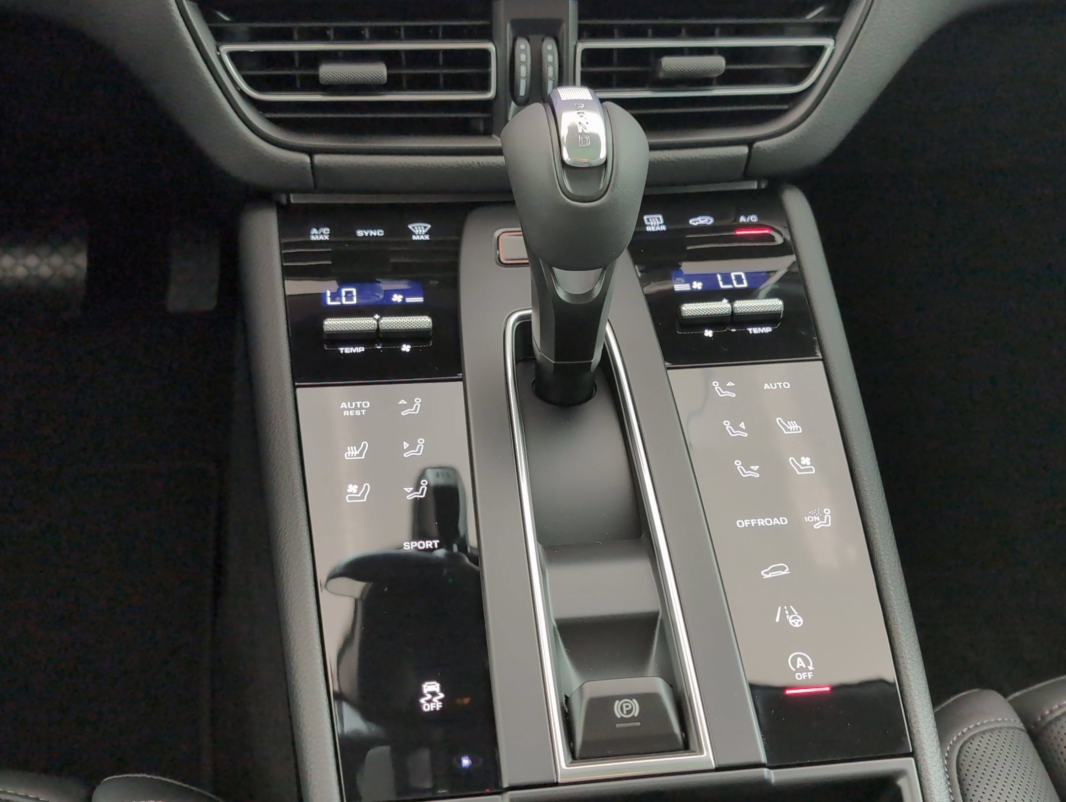 Certified 2025 Porsche Macan AWD/4WD image 26