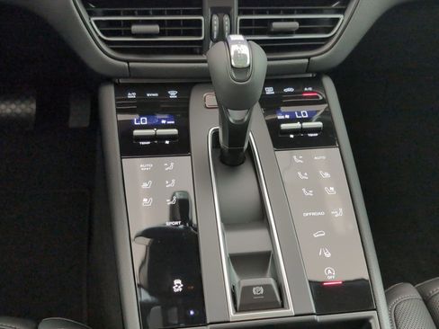 Certified 2025 Porsche Macan AWD/4WD image 26