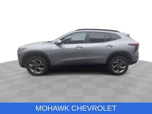 Used 2025 Chevrolet Trax LT w/ Driver Confidence Package FWD image 5