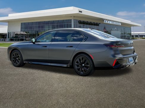 Used 2025 BMW 760i xDrive w/ Premium Package image 9