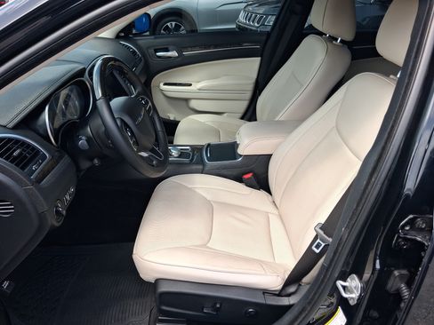 Used 2019 Chrysler 300 Limited RWD image 10